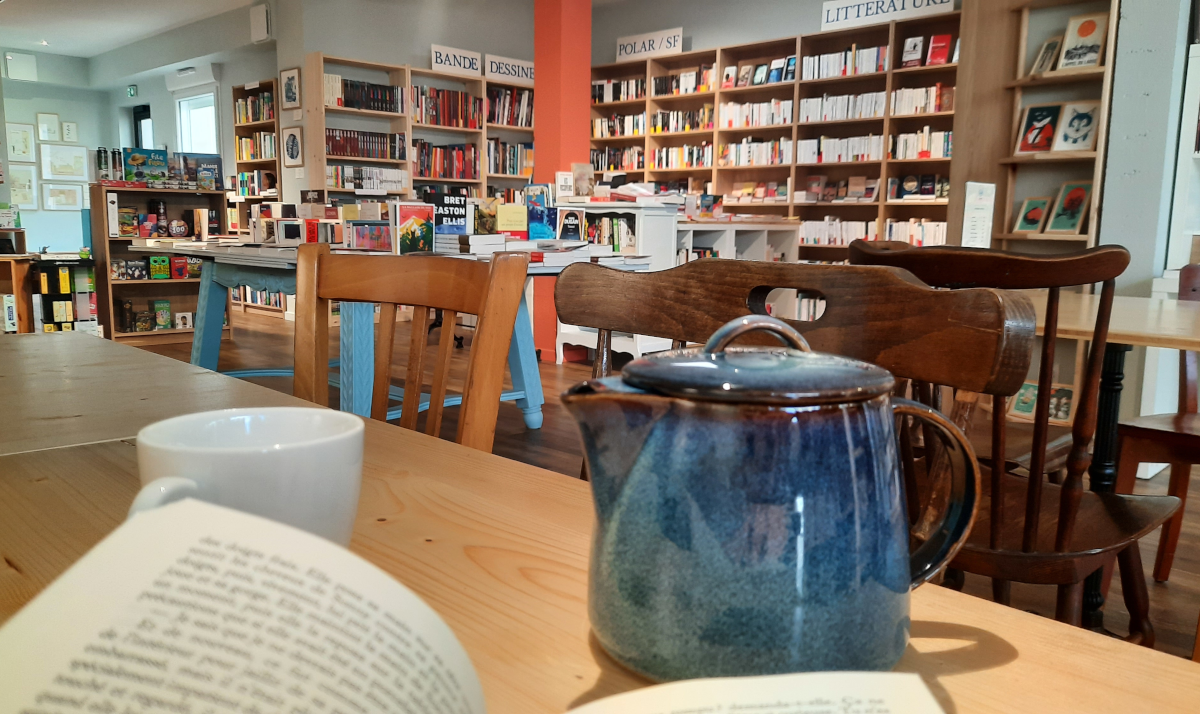 Photo d'une théière bleue sur une des tables de la librairie salon de thé café galerie d'art, L'Equilibre du monde, à Saint-Renan Pays d'Iroise Brest