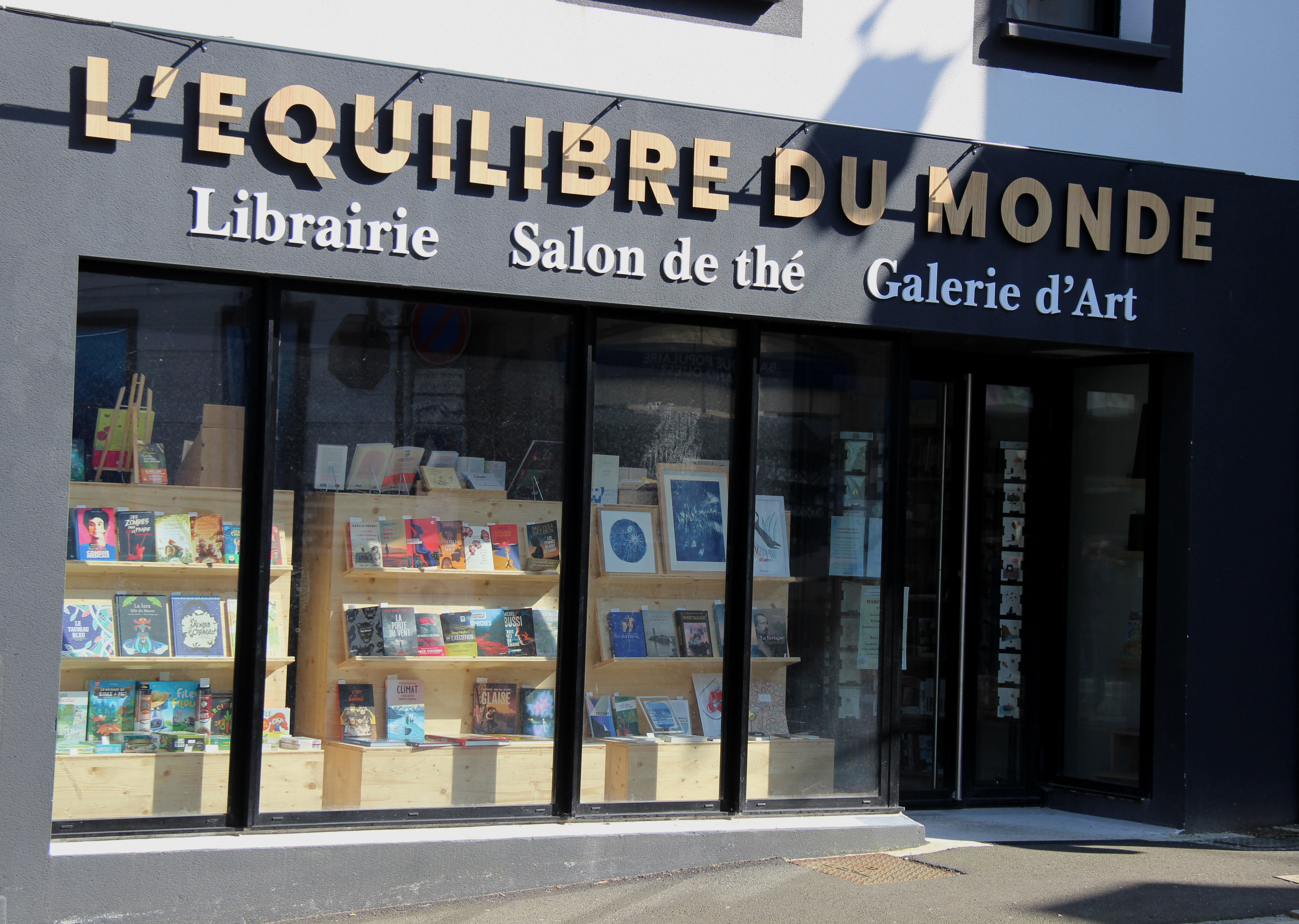 Devanture de la librairie salon de thé café galerie d'art, L'Equilibre du monde, à Saint-Renan