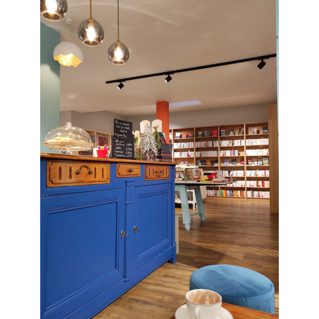 Photo vue du salon de thé sur le comptoir de la librairie salon de thé café galerie d'art, L'Equilibre du monde, à Saint-Renan Pays d'Iroise Brest